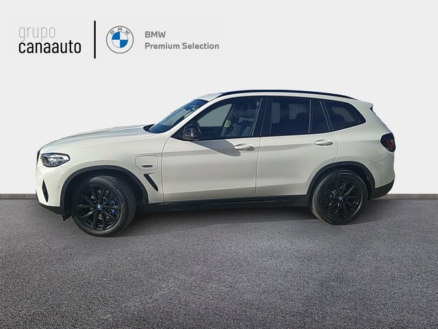 BMW X3 xDrive30e color Blanco. Año 2022. 215KW(292CV). Híbrido Electro/Gasolina. En concesionario CANAAUTO - TACO de Sta. C. Tenerife