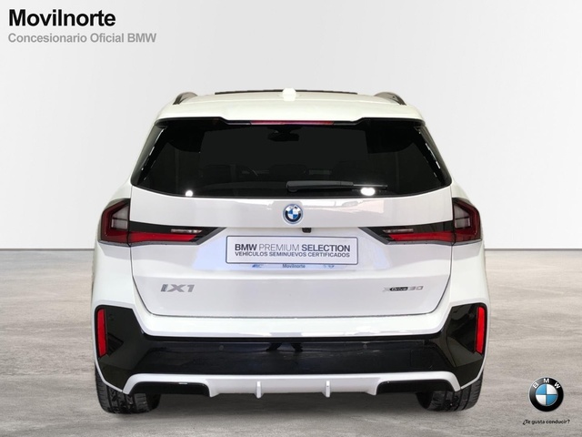 BMW iX1 xDrive30 color Blanco. Año 2023. 230KW(313CV). Eléctrico. En concesionario Movilnorte El Plantio de Madrid