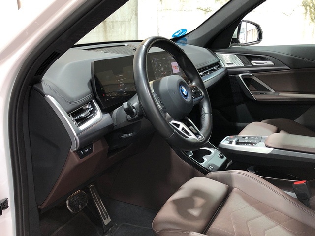 BMW iX1 xDrive30 color Blanco. Año 2023. 230KW(313CV). Eléctrico. En concesionario Movilnorte El Plantio de Madrid