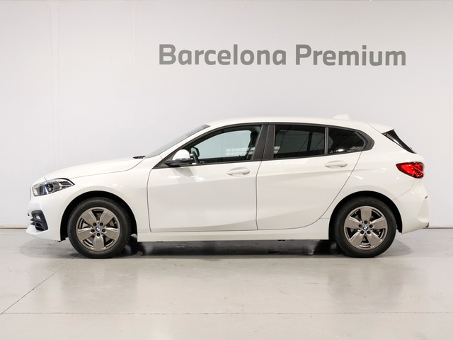 BMW Serie 1 118i color Blanco. Año 2021. 103KW(140CV). Gasolina. En concesionario Barcelona Premium -- GRAN VIA de Barcelona