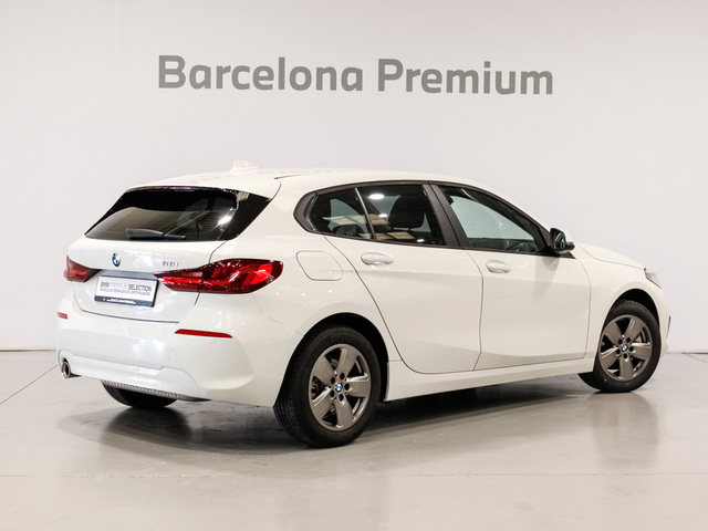 BMW Serie 1 118i color Blanco. Año 2021. 103KW(140CV). Gasolina. En concesionario Barcelona Premium -- GRAN VIA de Barcelona