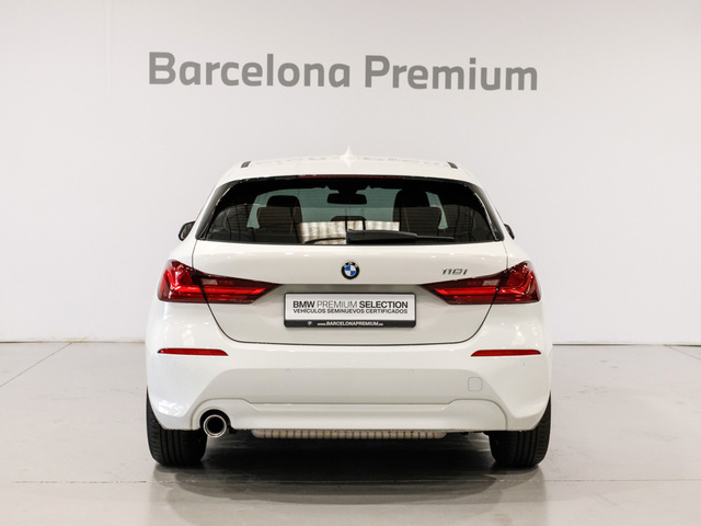 BMW Serie 1 118i color Blanco. Año 2021. 103KW(140CV). Gasolina. En concesionario Barcelona Premium -- GRAN VIA de Barcelona