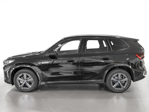 Fotos de BMW X1 sDrive18d color Negro. Año 2024. 110KW(150CV). Diésel. En concesionario Caetano Cuzco Raimundo Fernandez Villaverde, 45 de Madrid