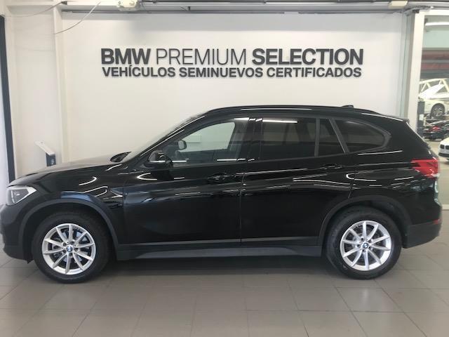 BMW X1 sDrive18d color Negro. Año 2021. 110KW(150CV). Diésel. En concesionario Lurauto Navarra de Navarra