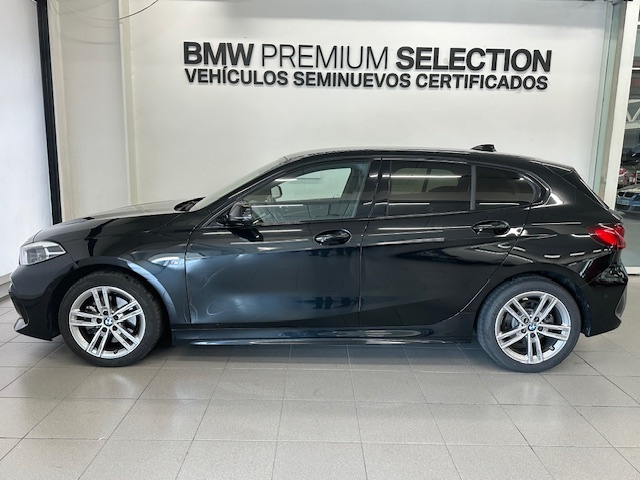 BMW Serie 1 118d color Negro. Año 2023. 110KW(150CV). Diésel. En concesionario Lurauto - Gipuzkoa de Guipuzcoa