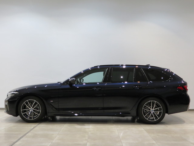 BMW Serie 5 520d Touring color Negro. Año 2023. 140KW(190CV). Diésel. En concesionario FINESTRAT Automoviles Fersan, S.A. de Alicante