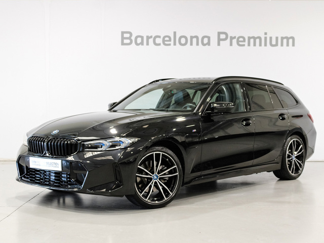 BMW Serie 3 330e Touring color Negro. Año 2023. 215KW(292CV). Híbrido Electro/Gasolina. En concesionario Barcelona Premium -- GRAN VIA de Barcelona