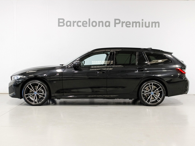 BMW Serie 3 330e Touring color Negro. Año 2023. 215KW(292CV). Híbrido Electro/Gasolina. En concesionario Barcelona Premium -- GRAN VIA de Barcelona