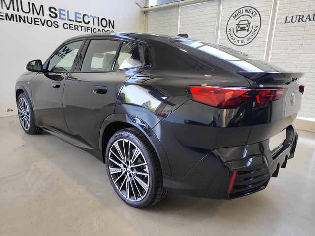 BMW X2 sDrive18d color Negro. Año 2024. 110KW(150CV). Diésel. En concesionario Lurauto Gipuzkoa de Guipuzcoa