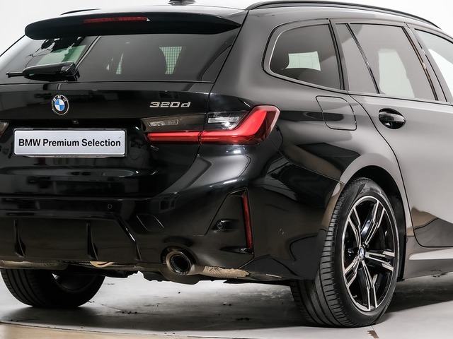 BMW Serie 3 320d Touring color Negro. Año 2024. 140KW(190CV). Diésel. En concesionario Oliva Motor Tarragona de Tarragona
