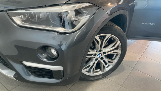 BMW X1 sDrive18i color Gris. Año 2018. 103KW(140CV). Gasolina. En concesionario BYmyCAR Madrid - Alcalá de Madrid