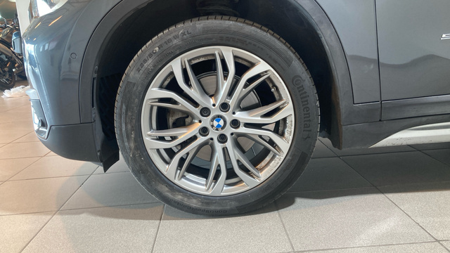 BMW X1 sDrive18i color Gris. Año 2018. 103KW(140CV). Gasolina. En concesionario BYmyCAR Madrid - Alcalá de Madrid