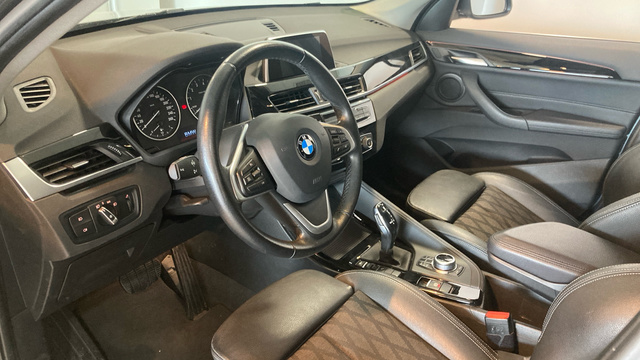 BMW X1 sDrive18i color Gris. Año 2018. 103KW(140CV). Gasolina. En concesionario BYmyCAR Madrid - Alcalá de Madrid