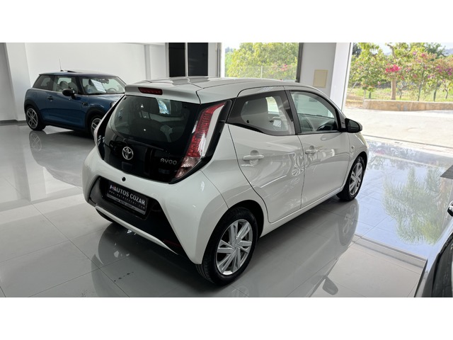 Toyota Aygo 1.0 70 x-play 51 kW (69 CV)