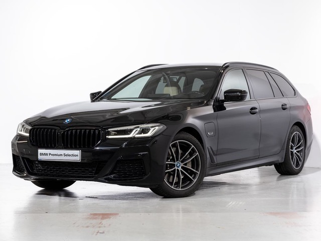 BMW Serie 5 530e Touring color Negro. Año 2023. 215KW(292CV). Híbrido Electro/Gasolina. En concesionario Oliva Motor Girona de Girona