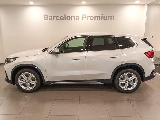 BMW X1 sDrive20i color Blanco. Año 2024. 125KW(170CV). Gasolina. En concesionario Barcelona Premium -- GRAN VIA de Barcelona