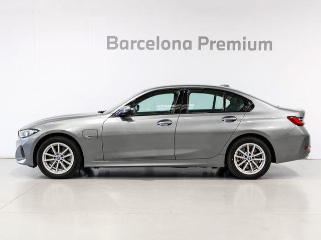 BMW Serie 3 320e color Gris. Año 2023. 150KW(204CV). Híbrido Electro/Gasolina. En concesionario Barcelona Premium -- GRAN VIA de Barcelona