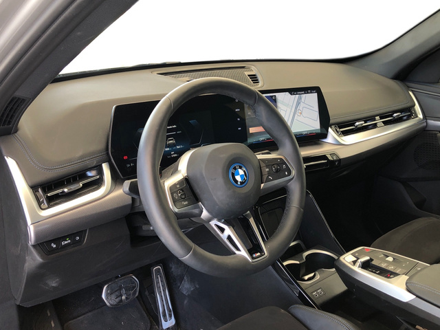 BMW iX1 xDrive30 color Gris Plata. Año 2024. 230KW(313CV). Eléctrico. En concesionario Vehinter Getafe de Madrid