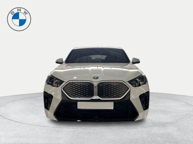 BMW iX2 eDrive20 color Blanco. Año 2024. 150KW(204CV). Eléctrico. En concesionario Ilbira Motor | Granada de Granada