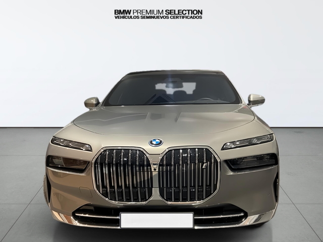 BMW i7 xDrive60 color Beige. Año 2024. 400KW(544CV). Eléctrico. En concesionario Automotor Costa, S.L.U. de Almería