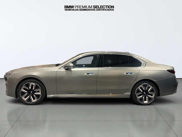 BMW i7 xDrive60 color Beige. Año 2024. 400KW(544CV). Eléctrico. En concesionario Automotor Costa, S.L.U. de Almería