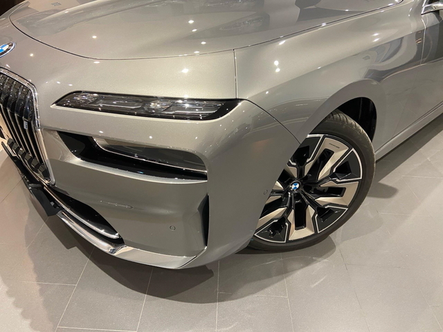 BMW i7 xDrive60 color Beige. Año 2024. 400KW(544CV). Eléctrico. En concesionario Automotor Costa, S.L.U. de Almería