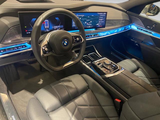 BMW i7 xDrive60 color Beige. Año 2024. 400KW(544CV). Eléctrico. En concesionario Automotor Costa, S.L.U. de Almería
