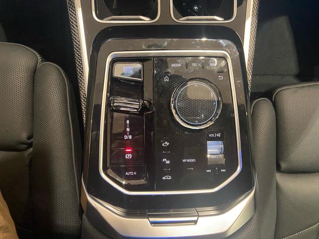 BMW i7 xDrive60 color Beige. Año 2024. 400KW(544CV). Eléctrico. En concesionario Automotor Costa, S.L.U. de Almería