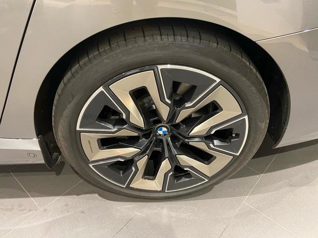 BMW i7 xDrive60 color Beige. Año 2024. 400KW(544CV). Eléctrico. En concesionario Automotor Costa, S.L.U. de Almería