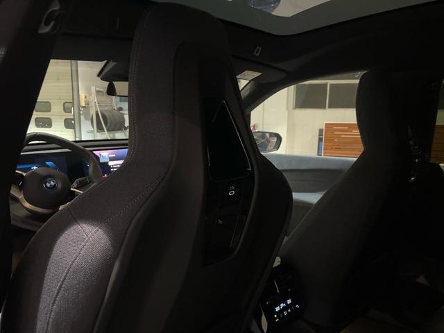 Foto 29 BMW iX xDrive40 240 kW (326 CV)