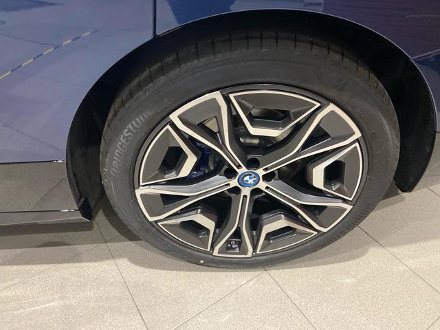 BMW iX xDrive40 color Azul. Año 2024. 240KW(326CV). Eléctrico. En concesionario Automotor Costa, S.L.U. de Almería