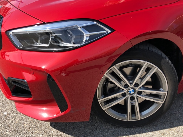BMW Serie 1 118d color Rojo. Año 2023. 110KW(150CV). Diésel. En concesionario Auto Premier, S.A. - MADRID de Madrid