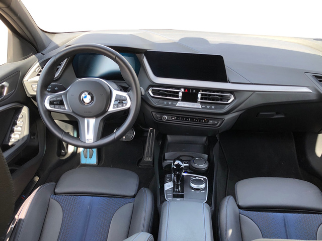 BMW Serie 1 118d color Rojo. Año 2023. 110KW(150CV). Diésel. En concesionario Auto Premier, S.A. - MADRID de Madrid