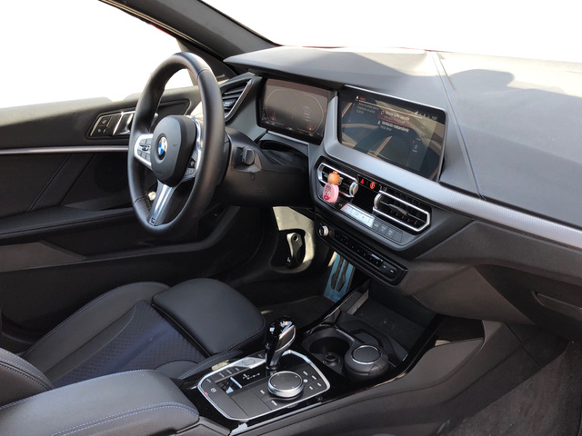 BMW Serie 1 118d color Rojo. Año 2023. 110KW(150CV). Diésel. En concesionario Auto Premier, S.A. - MADRID de Madrid