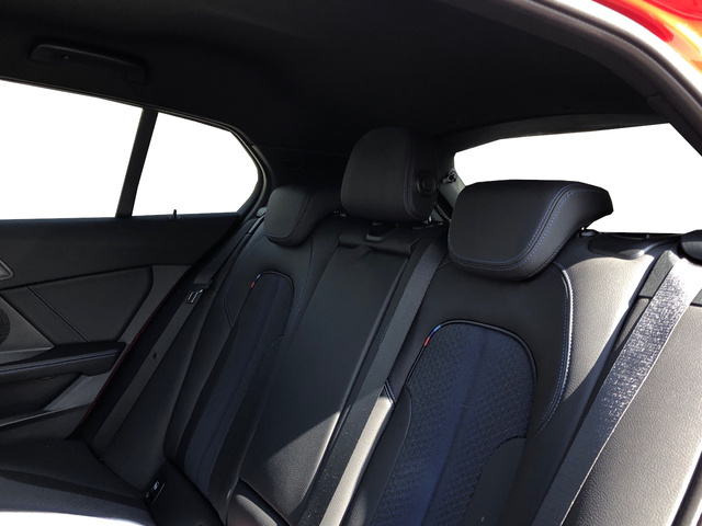 BMW Serie 1 118d color Rojo. Año 2023. 110KW(150CV). Diésel. En concesionario Auto Premier, S.A. - MADRID de Madrid