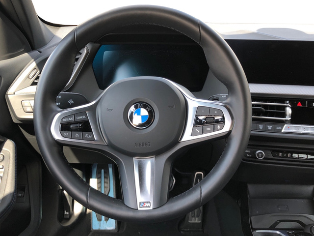 BMW Serie 1 118d color Rojo. Año 2023. 110KW(150CV). Diésel. En concesionario Auto Premier, S.A. - MADRID de Madrid