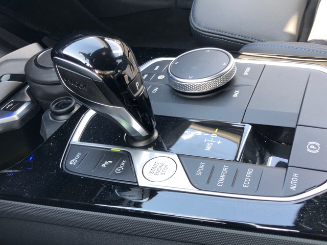 BMW Serie 1 118d color Rojo. Año 2023. 110KW(150CV). Diésel. En concesionario Auto Premier, S.A. - MADRID de Madrid