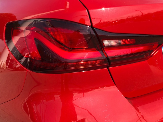 BMW Serie 1 118d color Rojo. Año 2023. 110KW(150CV). Diésel. En concesionario Auto Premier, S.A. - MADRID de Madrid