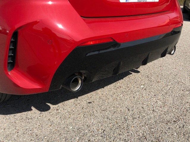 BMW Serie 1 118d color Rojo. Año 2023. 110KW(150CV). Diésel. En concesionario Auto Premier, S.A. - MADRID de Madrid