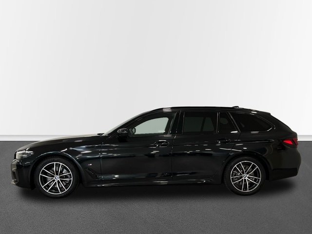 BMW Serie 5 520d Touring color Negro. Año 2024. 140KW(190CV). Diésel. En concesionario Engasa S.A. de Valencia