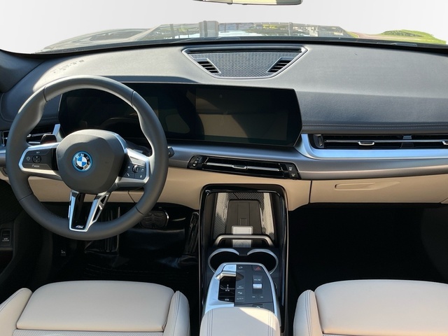 BMW iX1 xDrive30 color Negro. Año 2024. 230KW(313CV). Eléctrico. En concesionario MURCIA PREMIUM S.L. JUAN CARLOS I de Murcia