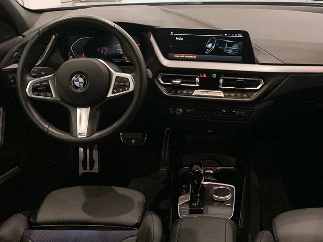 BMW Serie 1 118d color Gris. Año 2024. 110KW(150CV). Diésel. En concesionario Celtamotor Lalín de Pontevedra