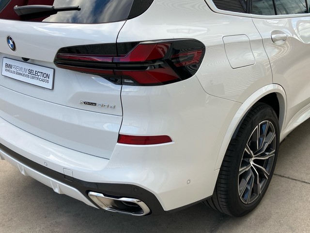 BMW X5 xDrive30d color Blanco. Año 2024. 219KW(298CV). Diésel. En concesionario Bernesga Motor León (Bmw y Mini) de León