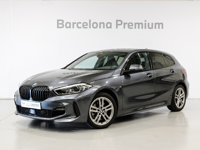 BMW Serie 1 118i color Gris. Año 2021. 103KW(140CV). Gasolina. En concesionario Barcelona Premium -- GRAN VIA de Barcelona