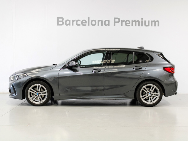 BMW Serie 1 118i color Gris. Año 2021. 103KW(140CV). Gasolina. En concesionario Barcelona Premium -- GRAN VIA de Barcelona