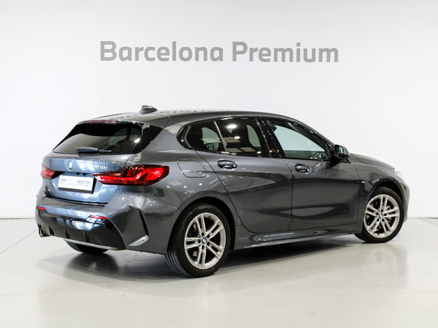 BMW Serie 1 118i color Gris. Año 2021. 103KW(140CV). Gasolina. En concesionario Barcelona Premium -- GRAN VIA de Barcelona