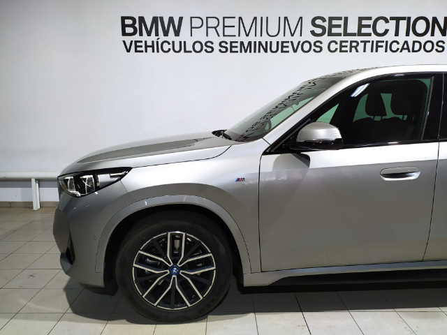 BMW iX1 xDrive30 color Gris Plata. Año 2023. 230KW(313CV). Eléctrico. En concesionario Hispamovil Elche de Alicante