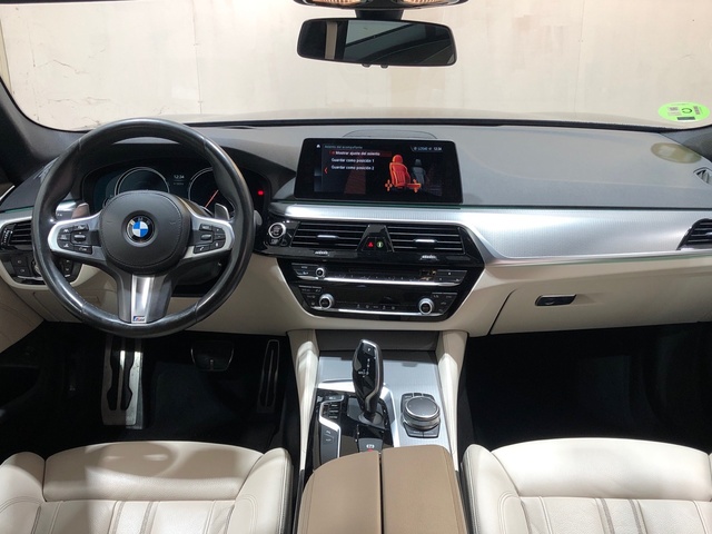 BMW Serie 5 520d Touring color Negro. Año 2018. 140KW(190CV). Diésel. En concesionario Movilnorte El Plantio de Madrid