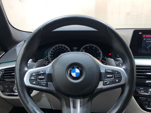 BMW Serie 5 520d Touring color Negro. Año 2018. 140KW(190CV). Diésel. En concesionario Movilnorte El Plantio de Madrid