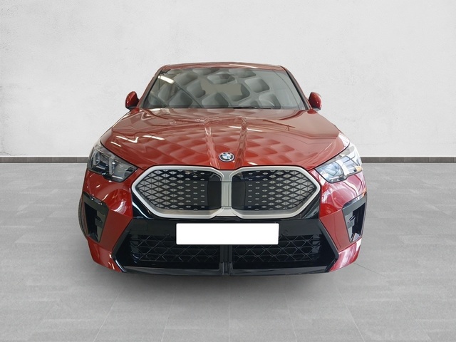 BMW iX2 eDrive20 color Rojo. Año 2024. 150KW(204CV). Eléctrico. En concesionario Enekuri Motor de Vizcaya